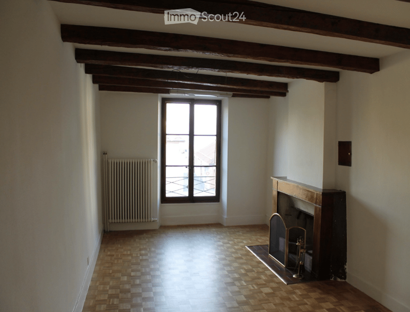 Charming Historic 6-Room Apartment in the Heart of Rolle (8)