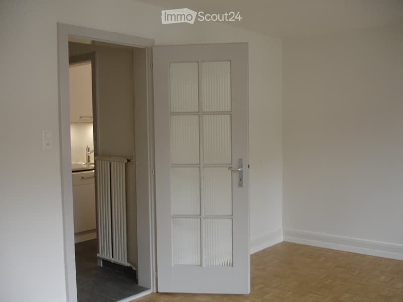 Appartement de charme de 3,5 pièces dans un immeuble ancien avec balcon dans la vieille ville de Murten (4)