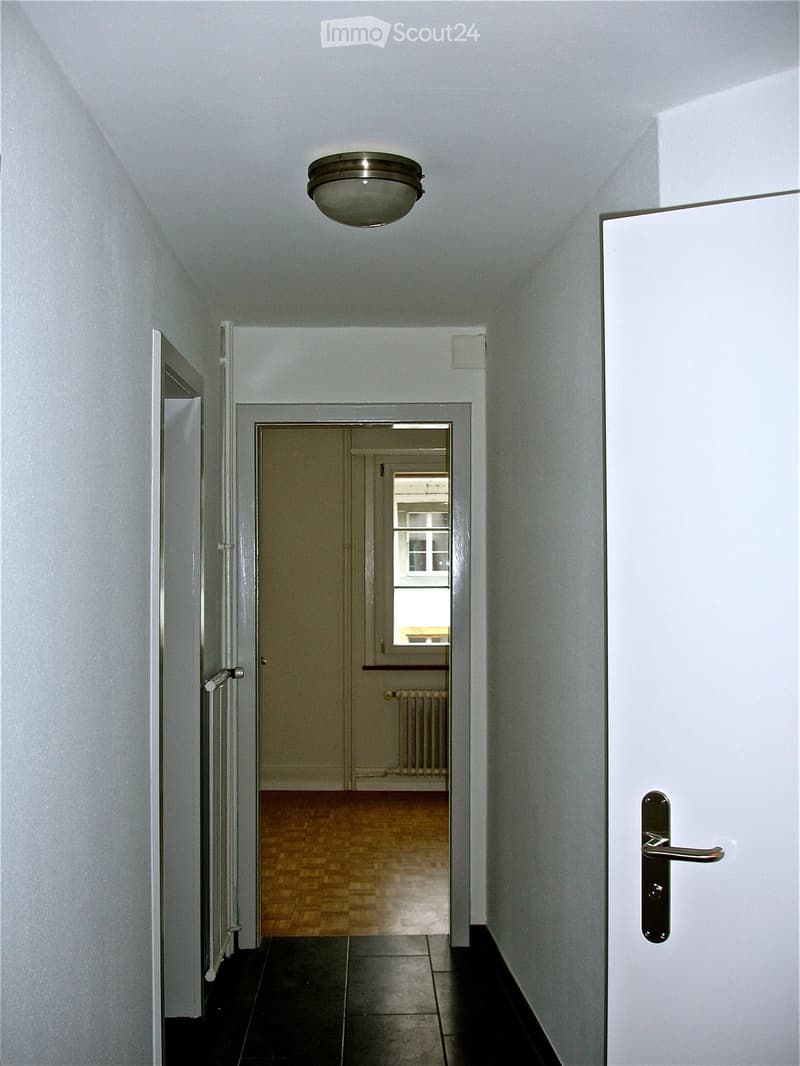 Appartement de charme de 3,5 pièces dans un immeuble ancien avec balcon dans la vieille ville de Murten (3)