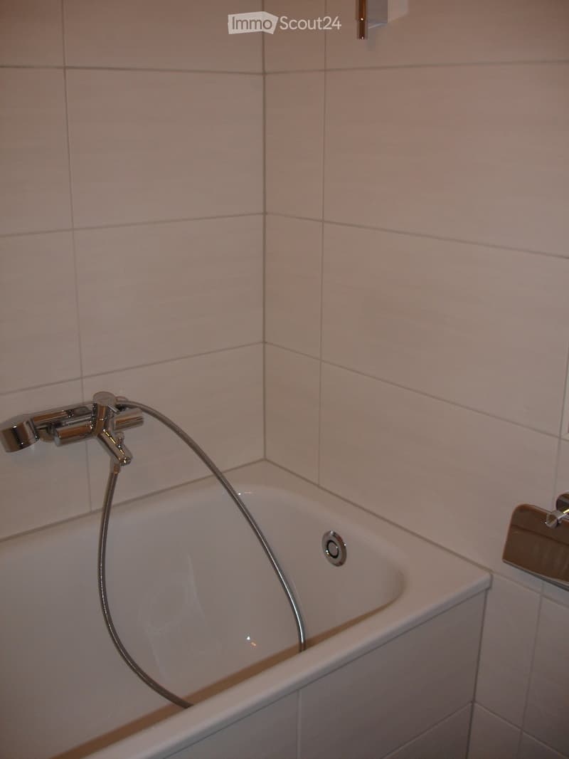 Appartement de charme de 3,5 pièces dans un immeuble ancien avec balcon dans la vieille ville de Murten (5)