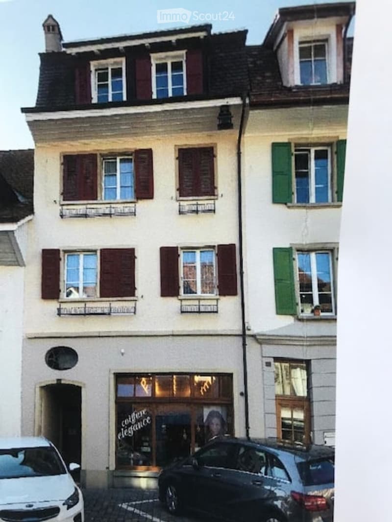 Appartement de charme de 3,5 pièces dans un immeuble ancien avec balcon dans la vieille ville de Murten (2)