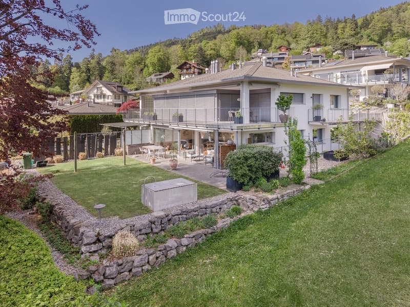 {"visible_features": ["Garden / Outdoor Area"], "type": "House", "objects": [], "description": "Modern house with a large garden, surrounded by trees and other houses.", "localized_descriptions": {"EN": "Modern house with a large garden, surrounded by tre