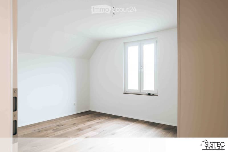 empty room, wooden floor, white walls, white ceiling, window