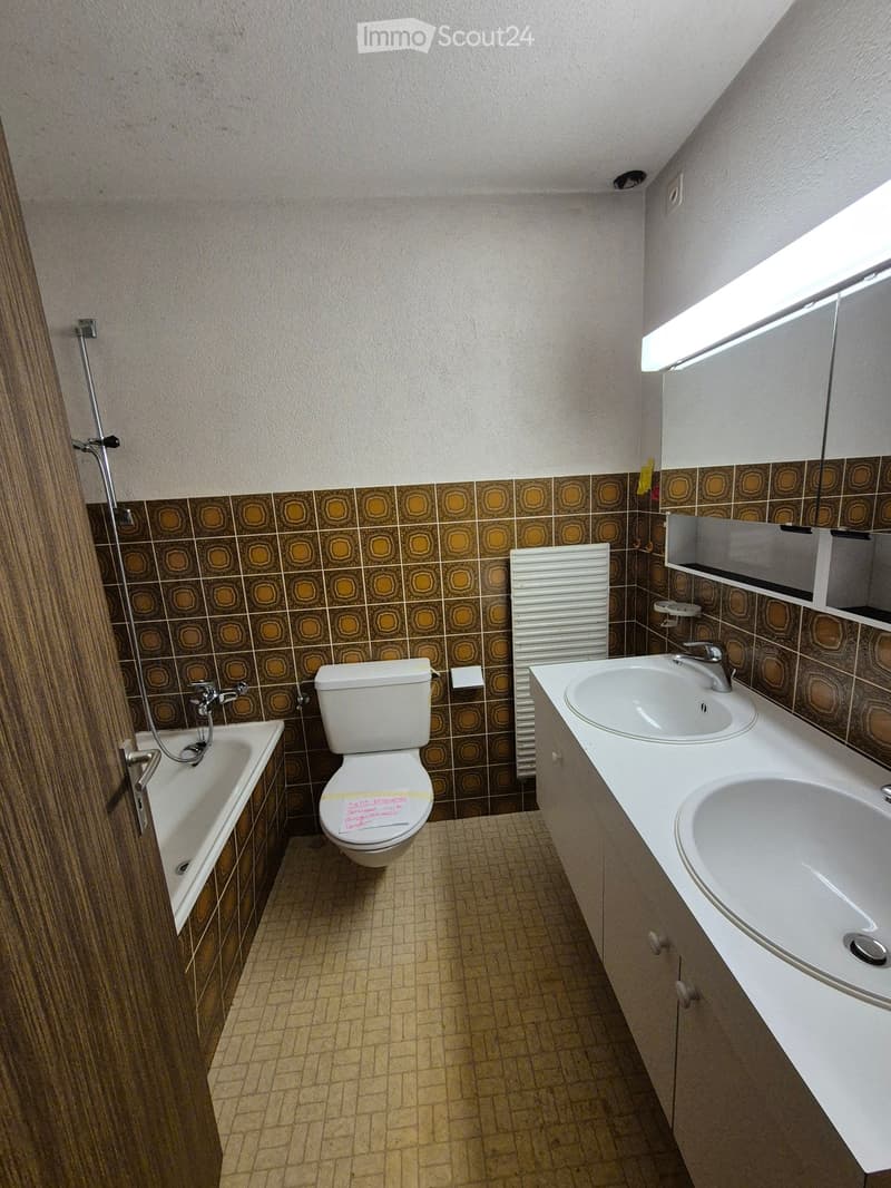 Badezimmer mit Badewanne