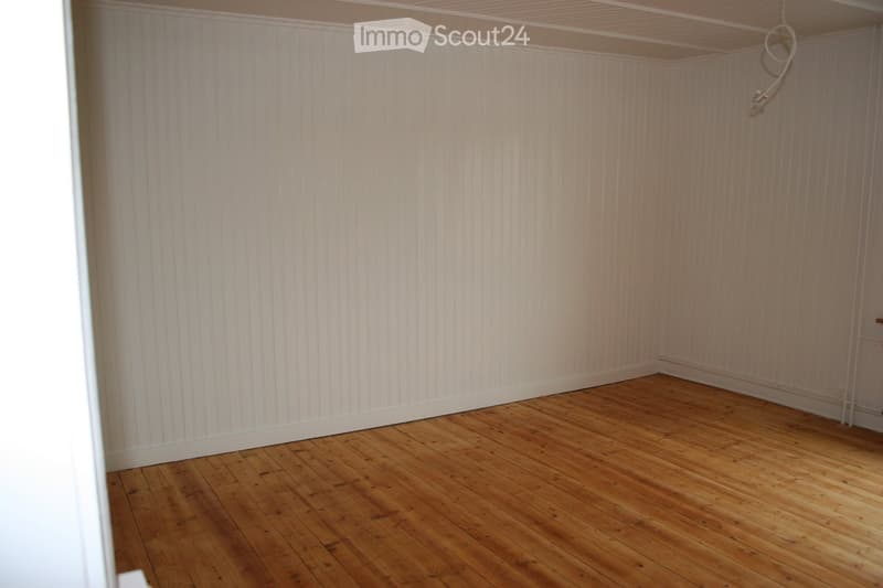 empty room, wooden floor, white walls, white ceiling