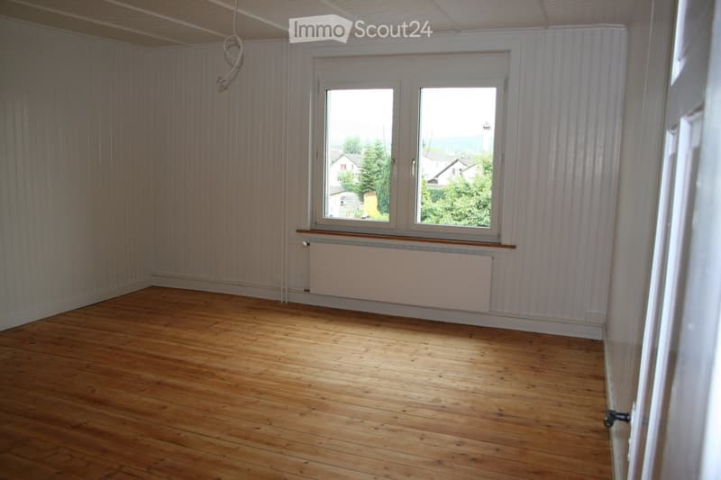 empty room, wooden floor, white walls, large window, white radiator