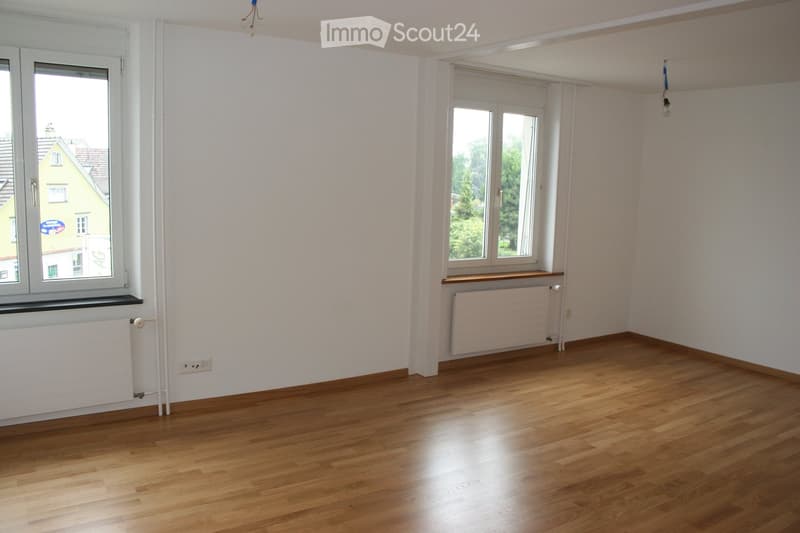 empty room, wooden floor, white walls, windows, radiators