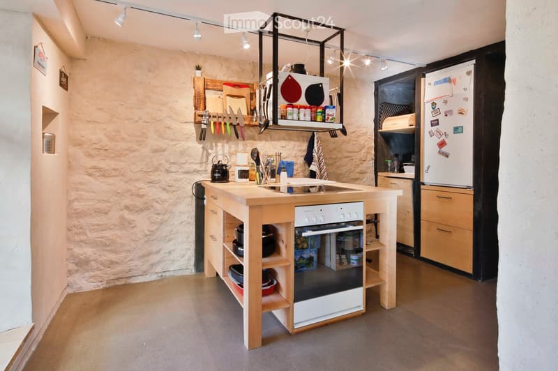 {"type": "Kitchen", "objects": ["refrigerator", "oven", "sink", "cutting board", "knife", "oven mitt", "cupboard", "pot", "faucet", "microwave", "oven", "cupboard", "oven", "oven", "oven", "oven", "oven", "oven", "oven", "oven", "oven", "oven", "oven", "o