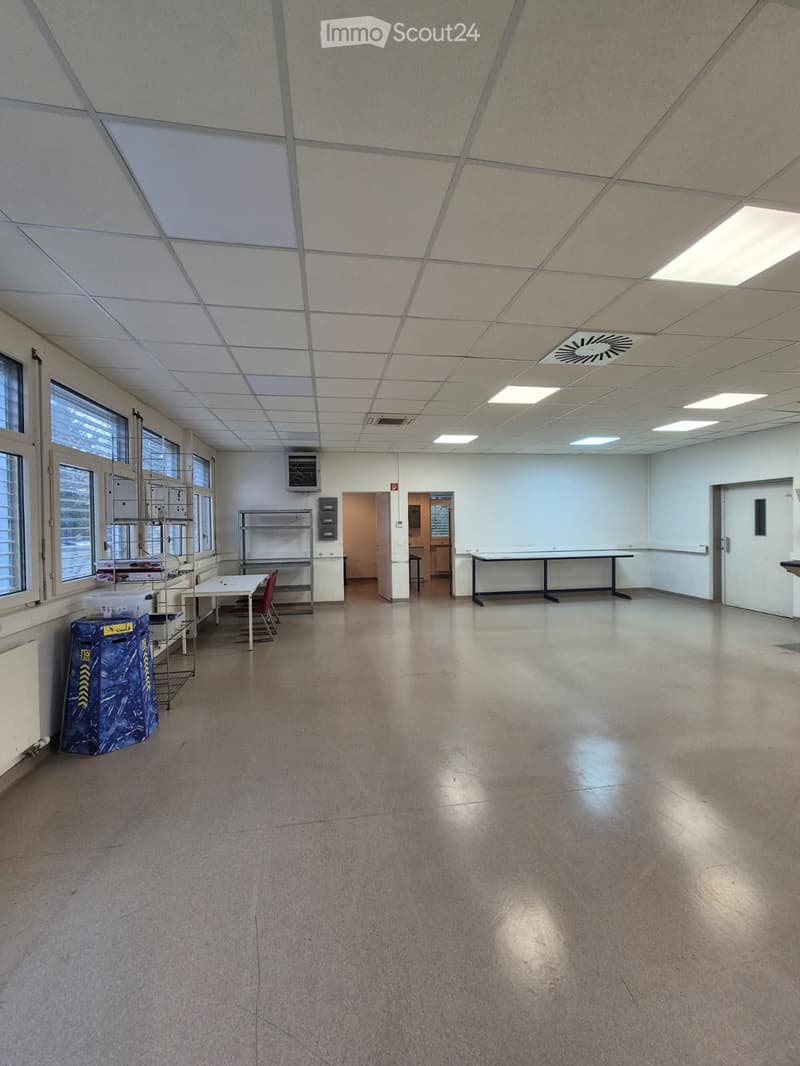empty room, white walls, tile floor, desks, chairs, windows, ventilation on the ceiling
