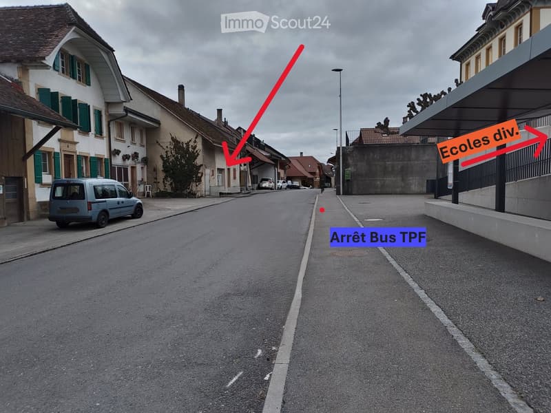 A quiet residential street with several multi-story houses, a parked van, and a bus stop sign labeled 'Arrét Bus TPF'.