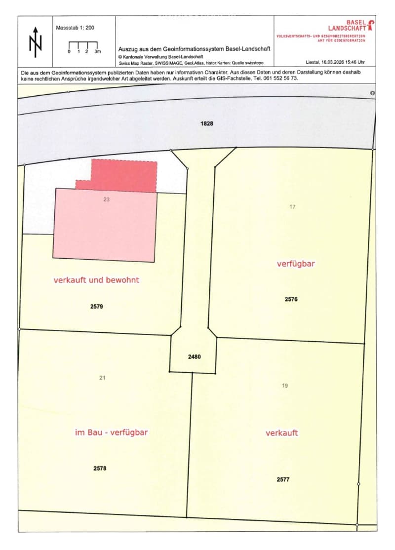Floor Plan. Floor plan showing land plot divisions with labels indicating availability status: 'verkauft und bewohnt' (sold and occupied), 'verfügbar' (available), 'im Bau - verfügbar' (under construction - available), and 'verkauft' (sold).