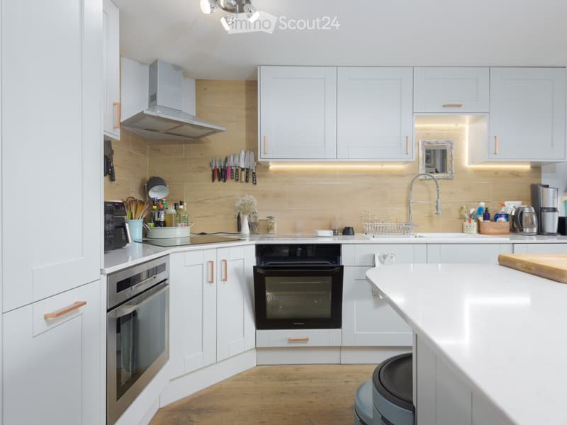 {"output": {    "visible_features": [],    "type": "Room",    "description": "Modern kitchen with white cabinets, wooden floor, modern appliances, countertop, gas stove, oven, refrigerator, kitchen island, sink, faucet, chopping board, microwave",