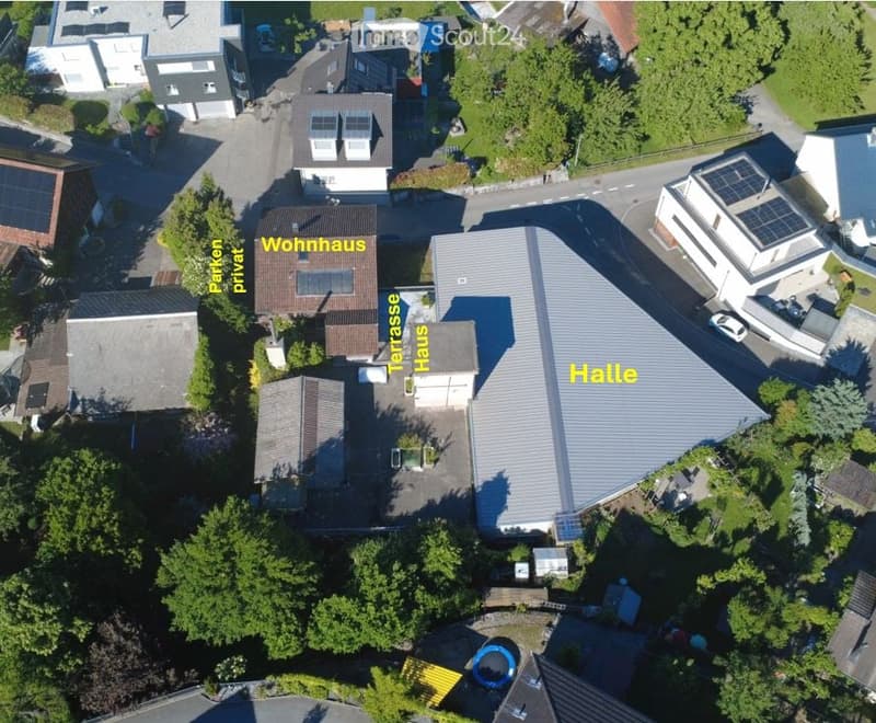 Aerial view of a residential area showing multiple houses, labeled in German: Wohnhaus (residence), Terrasse (terrace), Haus (house), Halle (hall), and Parken privat (private parking).