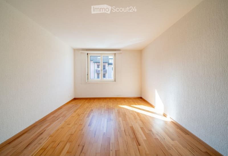 Unfurnished Room. Empty room with wooden flooring and white walls, featuring a single window with white frame and blinds.