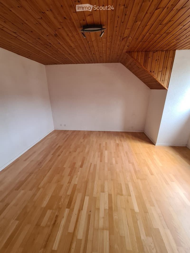 empty room, wooden floor, wooden ceiling, white walls, two power outlets