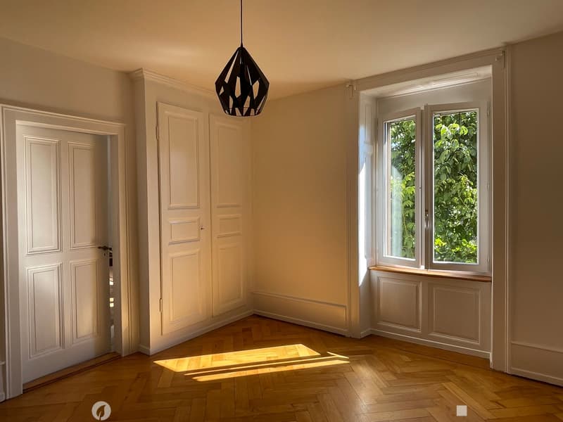 empty room, wooden floor, hanging lamp, large windows, sun rays
