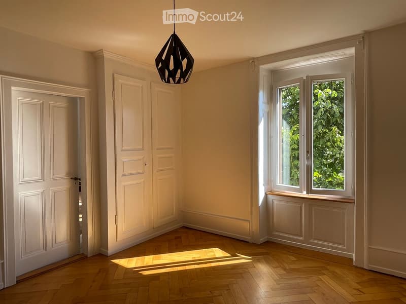 empty room, wooden floor, hanging lamp, large windows, sun rays