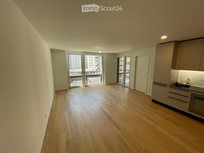 vue séjour/accès chambre/cuisine depuis salle à manger