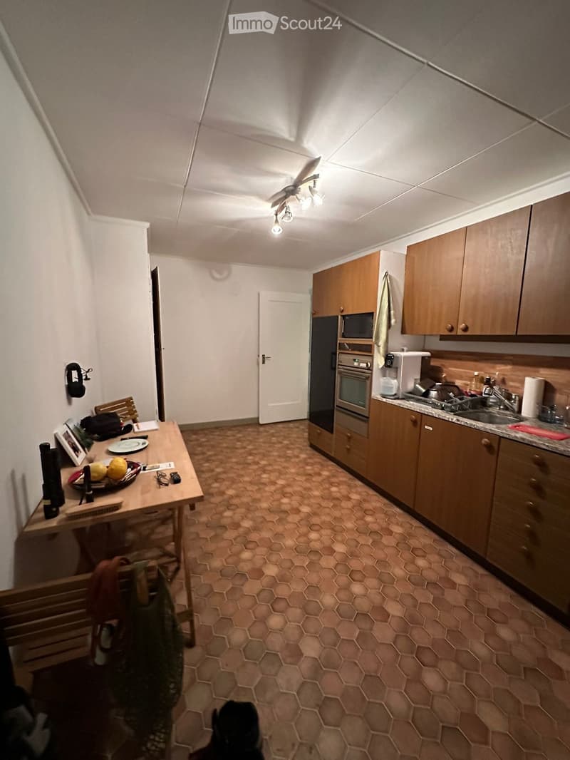 Incantevole appartamento di 4.5 locali in un edificio storico a Möriswil / Uettligen (3)