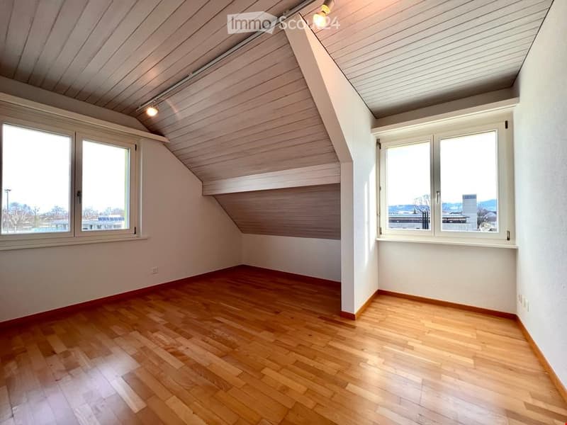 {"visible_features": ["View"],"type": "Room","description": "empty room, hardwood floors, vaulted ceiling, two large windows, exposed rafters","localized_descriptions":    {    "EN": "Empty room: hardwood floors, vaulted ceiling, two large windows, e