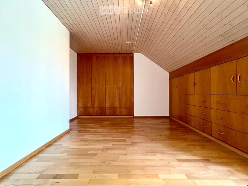 {"visible_features": [],    "type": "Room",    "description": "Empty room with wooden cabinets and flooring",    "localized_descriptions":        {        "EN": "Empty room with wooden cabinets and flooring",        "DE": "Leerer Raum mit Holzschrän