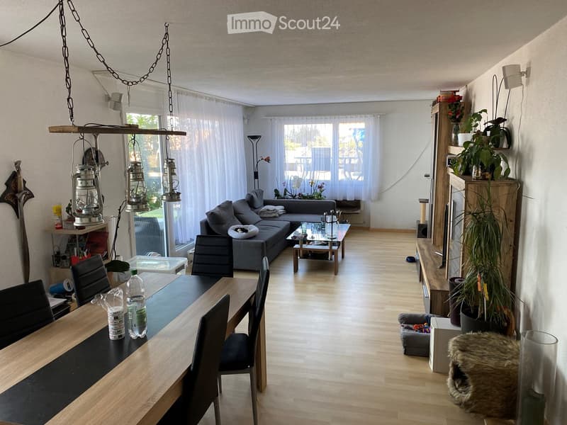 Aussichtsreiche 2.5 Zimmerwohnung mit kleinem Büro (2)