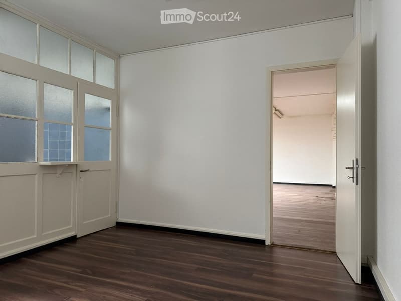 empty room, wooden floor, white walls, glass door, windows, ceiling light