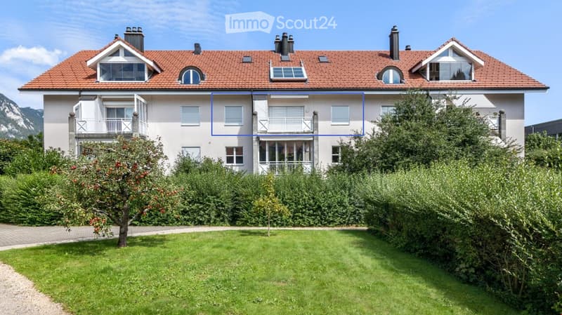 01 Mehrfamilienhaus, Ansicht von Westen, Wohnung im 2. Stock, KEIN Lift, freundliches Treppenhaus