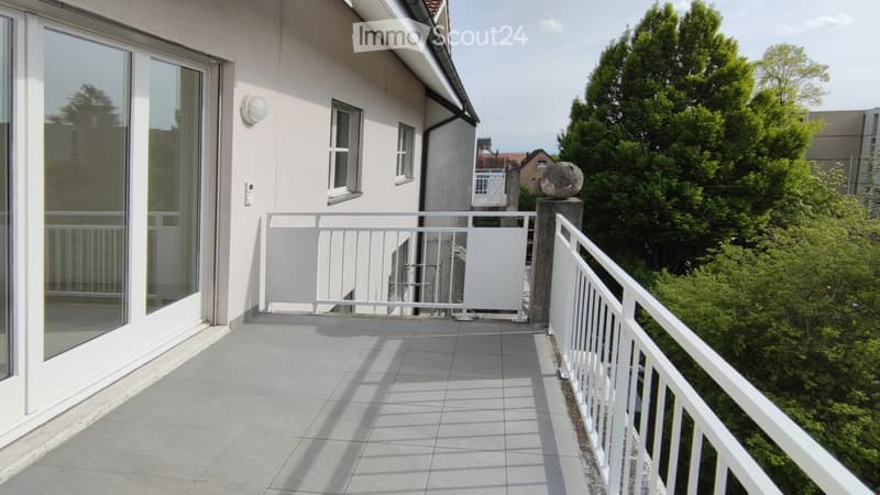 08 Balkon, grosszügig, kleines Reduit, Sonne von Mittag bis Abend