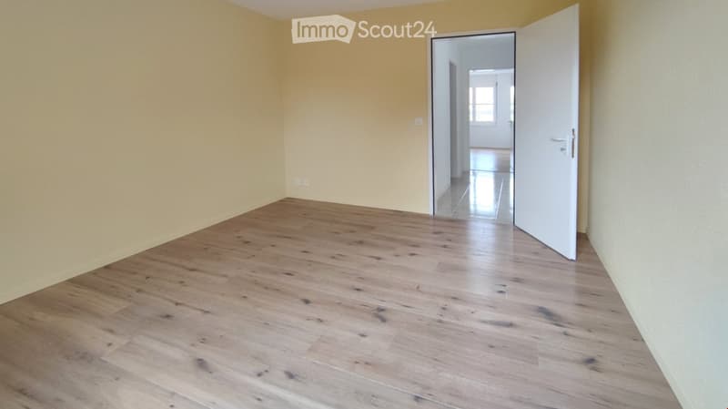 11 Zimmer Ost, leichtes Gelb, Eichenparkett, Blick zu Zimmer Süd