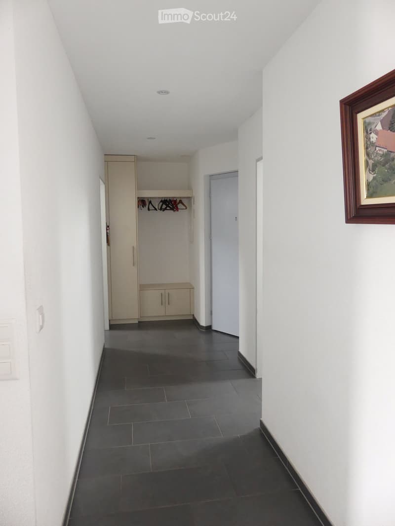 Helles Entrée mit Einbaugarderobe