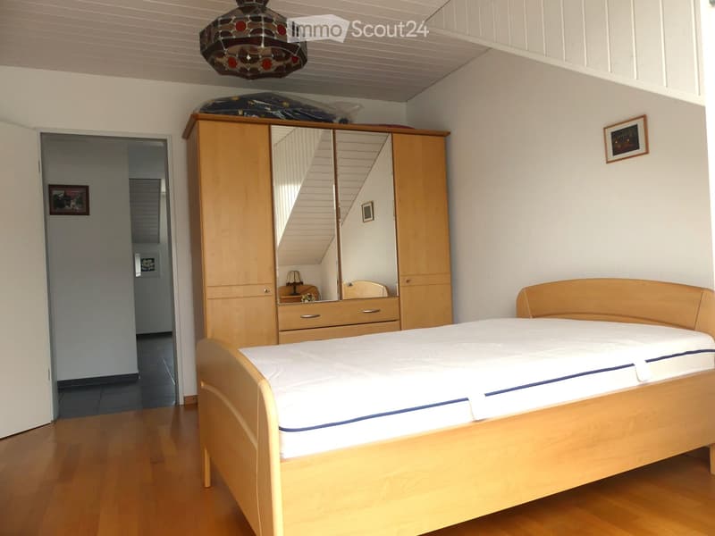 Ruhiges Schlafzimmer mit Parkettboden, Dachschräge und Platz für grossen Kleiderschrank.