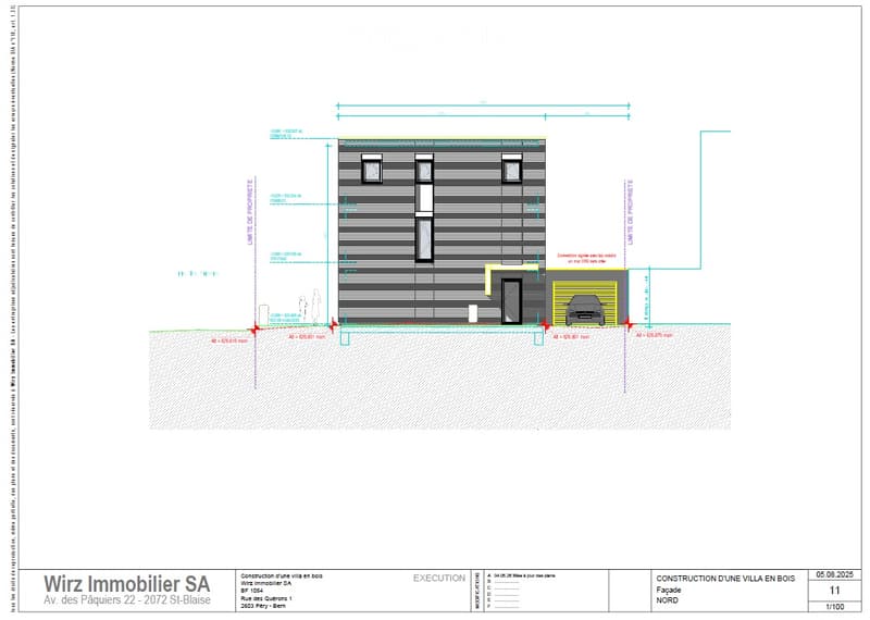 Floor plan of a wooden villa, showing facade, garage, and property boundaries.