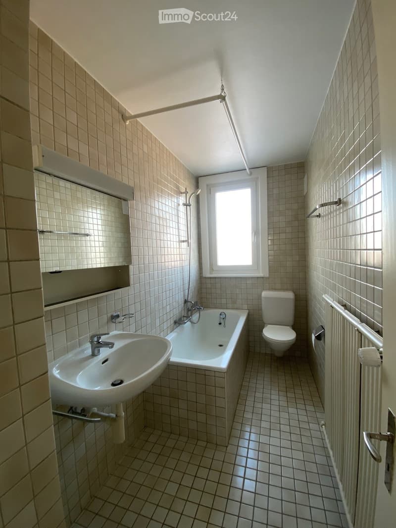 Bathroom with bathtub, toilet, and sink.
