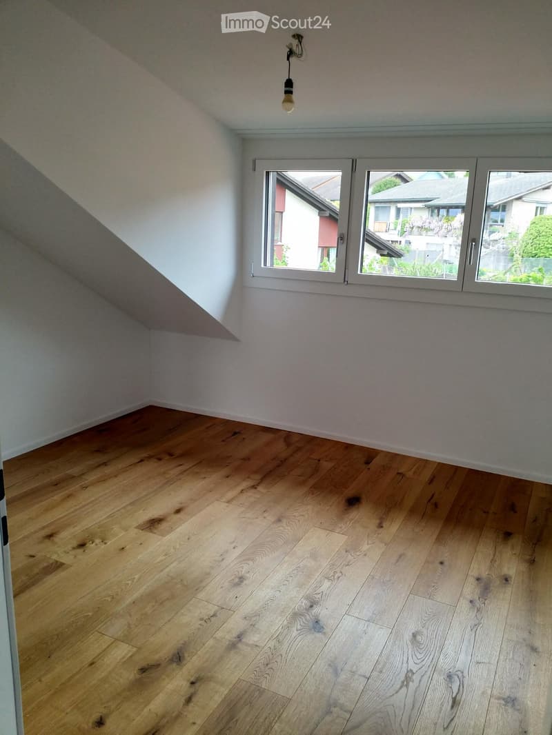empty room, wooden floor, white walls, double windows