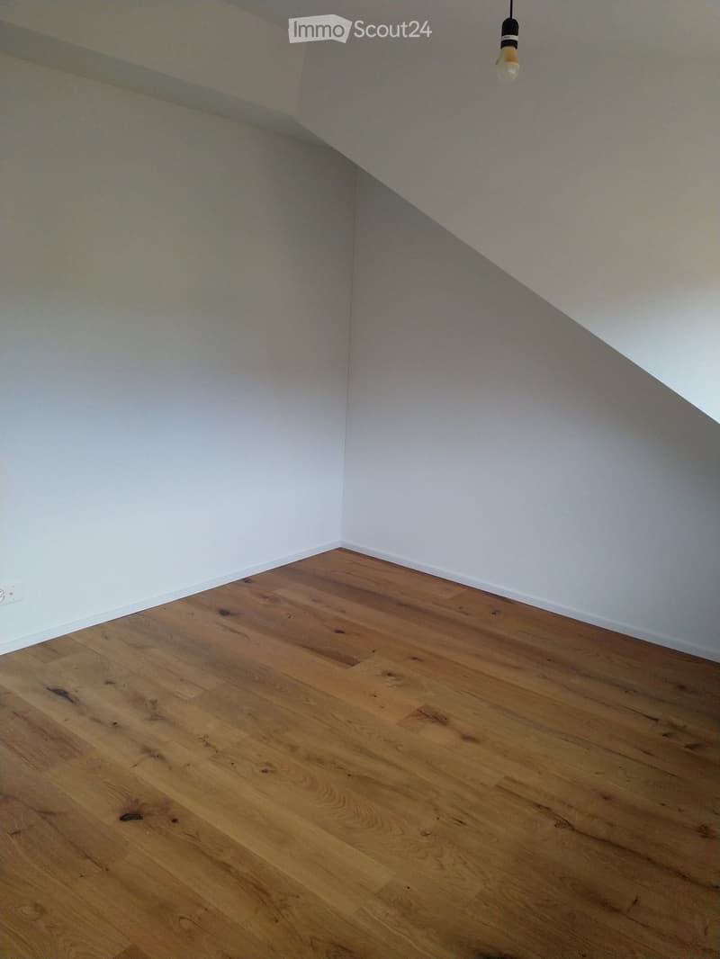 empty room, wooden floor, white walls, white ceiling, power outlet