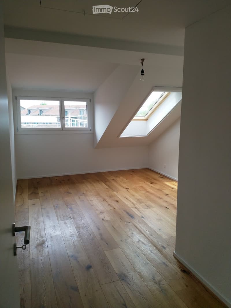 empty room, wooden floor, sky window, wall mounted socket