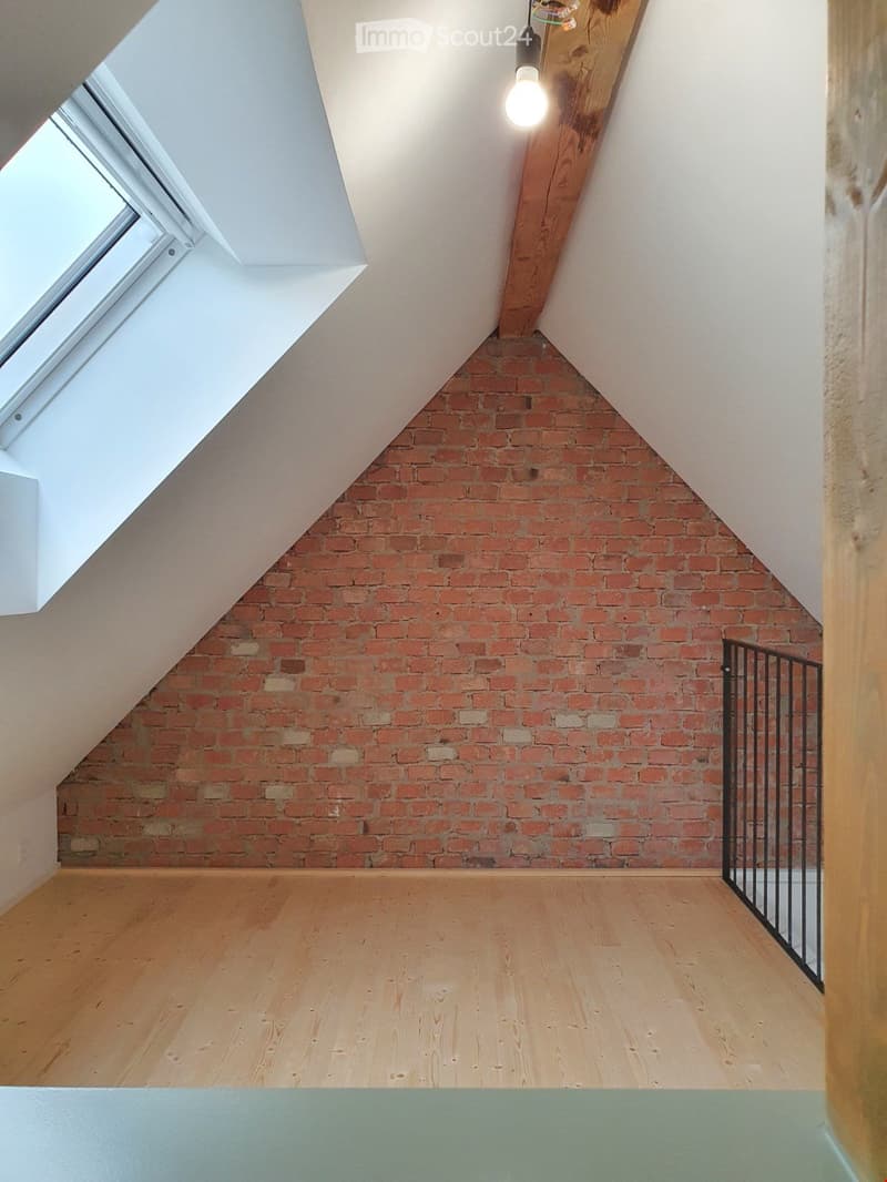 Première location dans un bel immeuble ancien dans le quartier de Champagne (8)