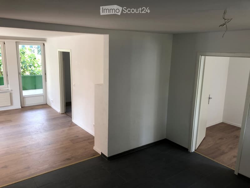 Wohnzimmer und offener Küchenbereich