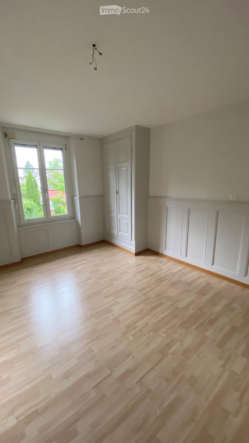 empty room, wooden floor, white walls, large window, white door