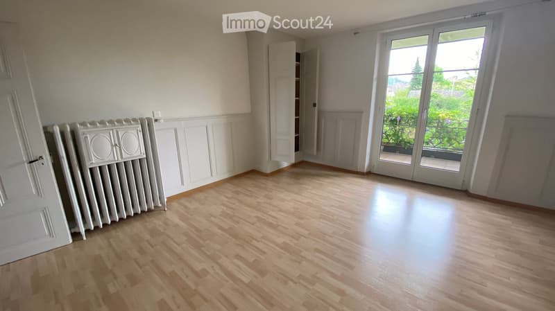 empty room, wooden floor, white walls, radiator, sliding glass doors, balcony