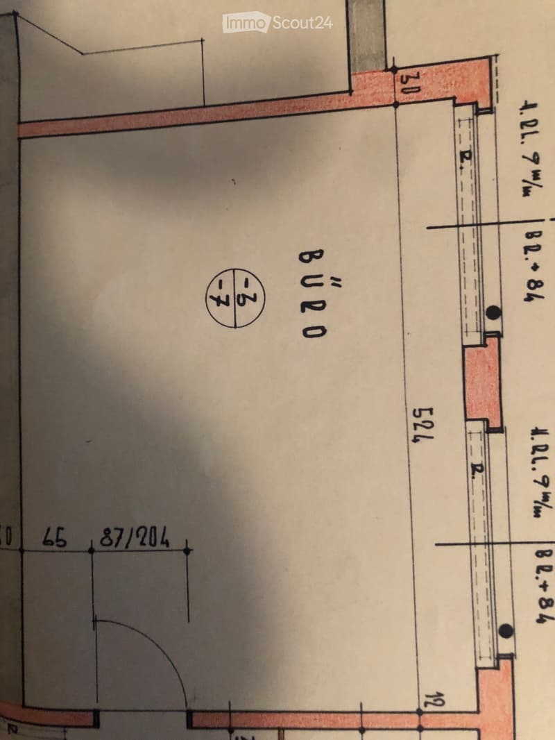 Floor plan of a room labeled "BUO" with dimensions and a circular cutout marked "1/2".