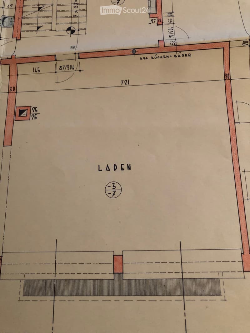 Floor plan showing a layout with labeled areas including 'LADEN' (store), 'KÜCHEN + BÄDER' (kitchen + bathrooms), and various dimensions and room numbers.