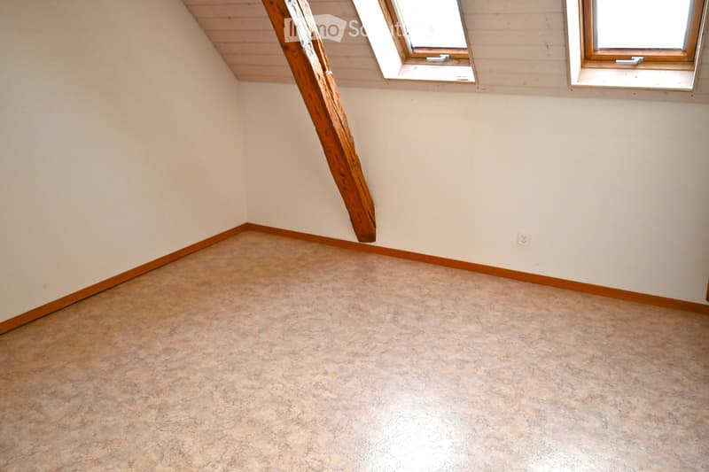 empty room, wooden beam, white walls, wooden floor, two windows
