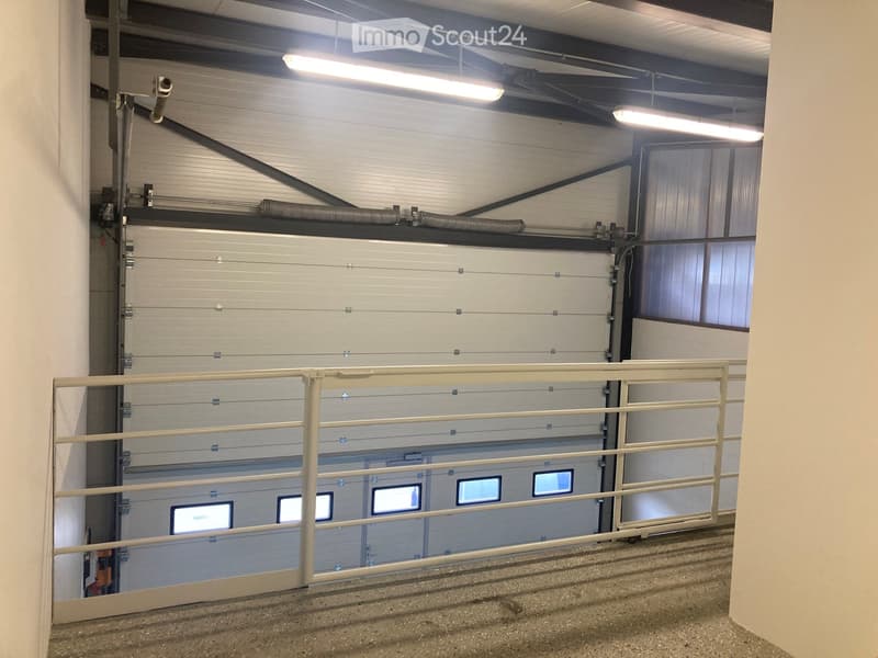 {"type": "Garage", "objects": [], "description": "Garage with large, closed garage door, metal railing, and industrial lighting.", "localized_descriptions": {"EN": "Garage with large, closed garage door, metal railing, and industrial lighting.", "DE": "Ga