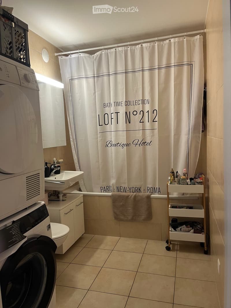 Charmantes 2.5-Zimmer-Wohnung in Freiburg (2)