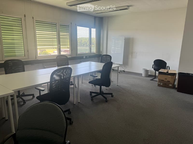 Helles Büro in Unterzahlung in Bussigny – 60 m² im 3. Stock mit Parkplatz (2)