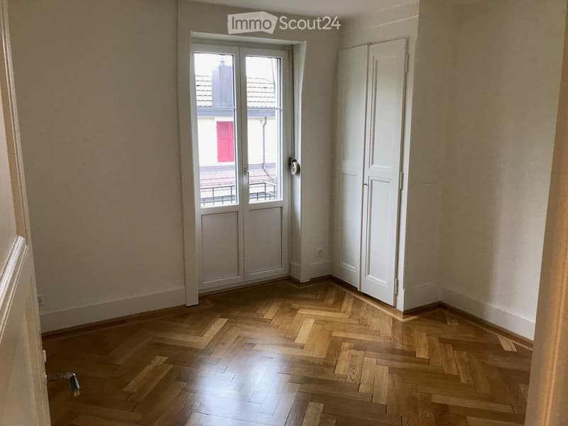 empty room, wooden parquet floor, white walls, glass door, window, power outlet