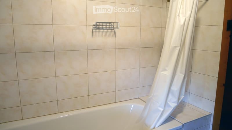 Large renovated attic apartment / loft (approx. 100 m2) with special charm (approx. 15 minutes from Steffisburg) (16)