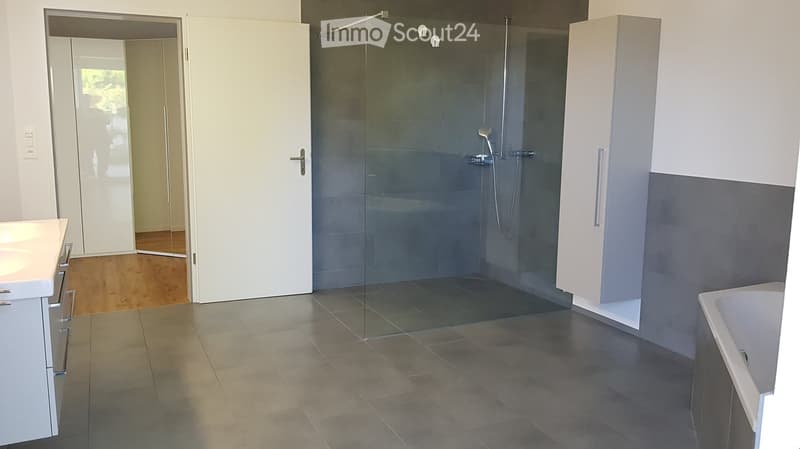 Badezimmer mit Dusche, WC und grosser Badewanne